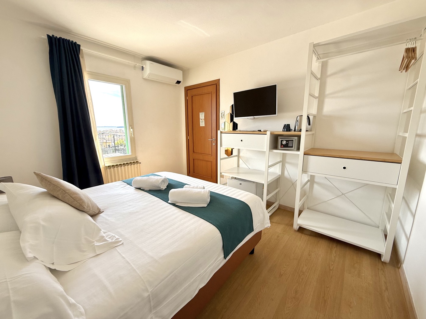 Hotel Vittoria guest room
