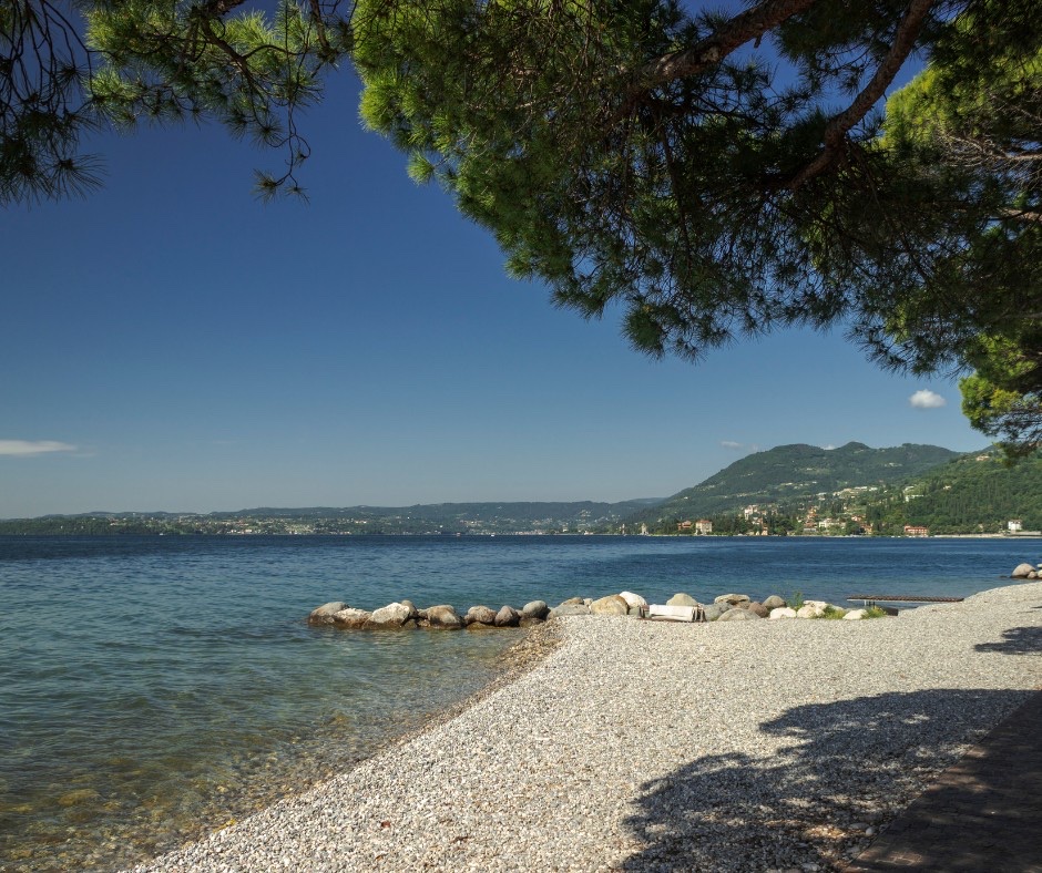 Beach and lake shore at Toscolano Maderno